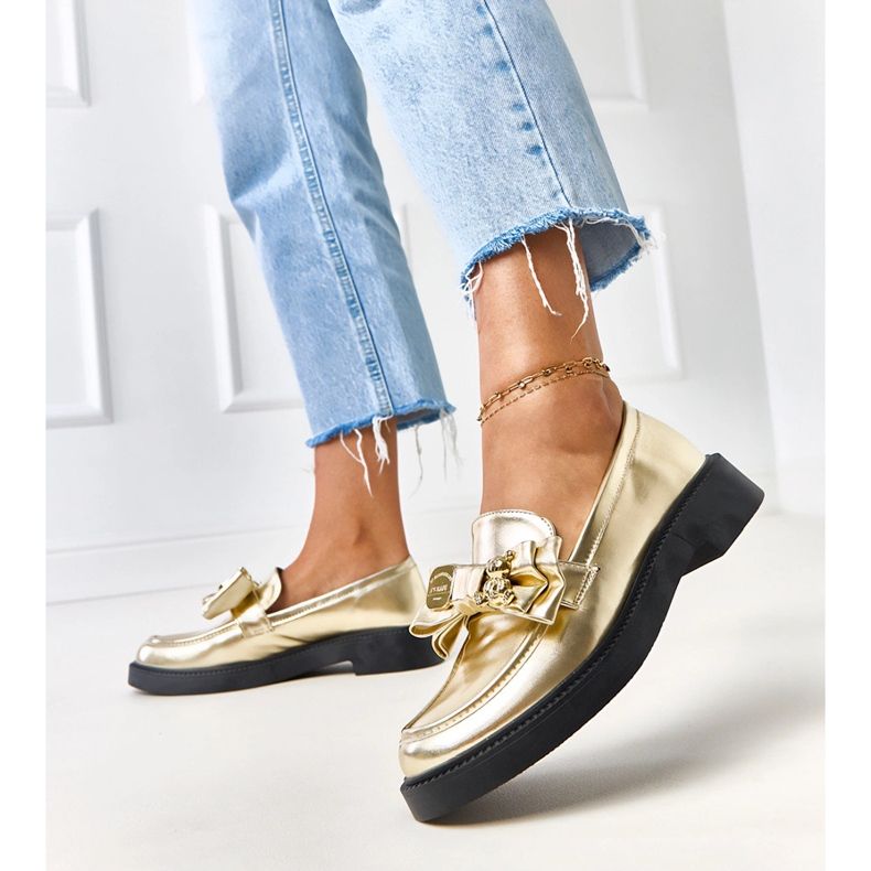 Mocassins dorés avec un arc et un ours en peluche teriwa 2