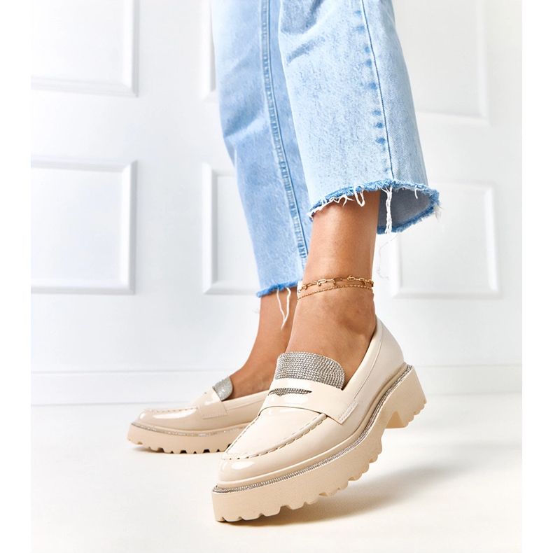 Mocassins vernis beiges décorés de zircons de lares 2