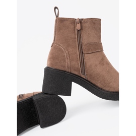Shelvt Des bottes beiges élégantes sur un talon stable 1