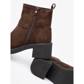 Shelvt Des bottes brunes élégantes sur un talon stable 1