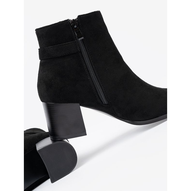 Shelvt Des bottes noires élégantes avec une décoration élégante 1