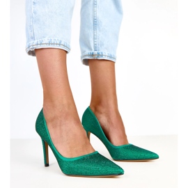 Pompes en satin vert avec des zircons sur le talon Aranka 1