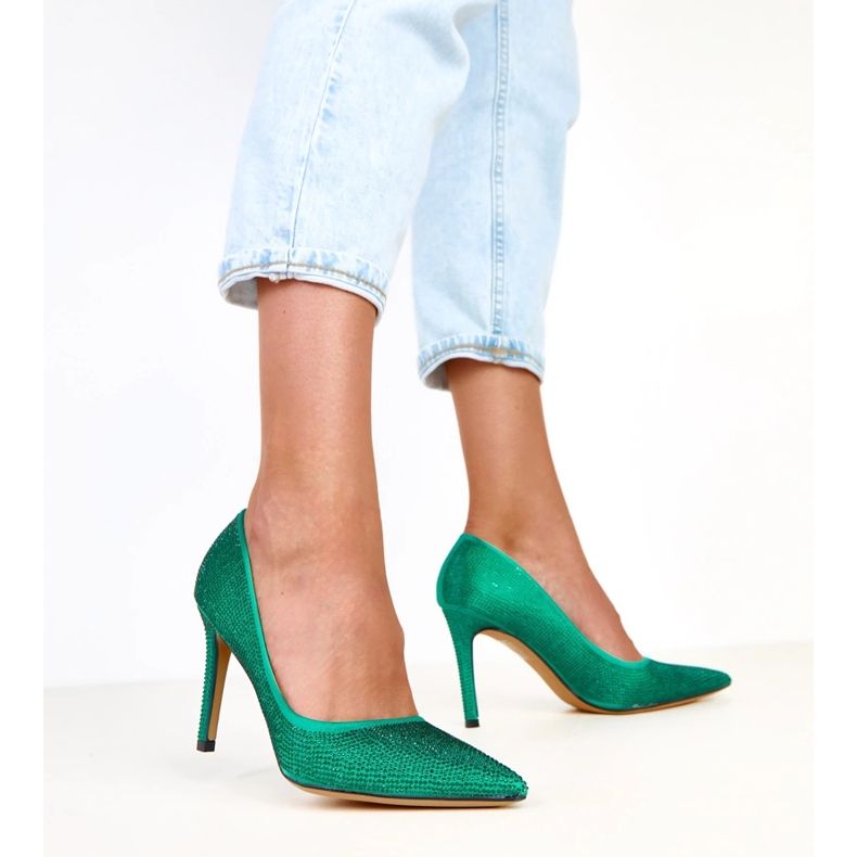 Pompes en satin vert avec des zircons sur le talon Aranka 2