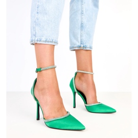 Pompes en satin vert avec des zircons fixés avec la cheville zizia 1