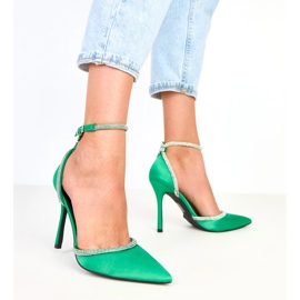 Pompes en satin vert avec des zircons fixés avec la cheville zizia 2