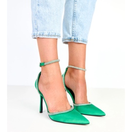 Pompes en satin vert avec des zircons fixés avec la cheville zizia 3