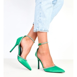 Pompes en satin vert avec des zircons fixés avec la cheville zizia 4