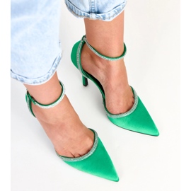 Pompes en satin vert avec des zircons fixés avec la cheville zizia 5