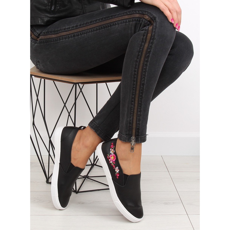 Slipons avec délicate broderie noire g1204a Noir 2
