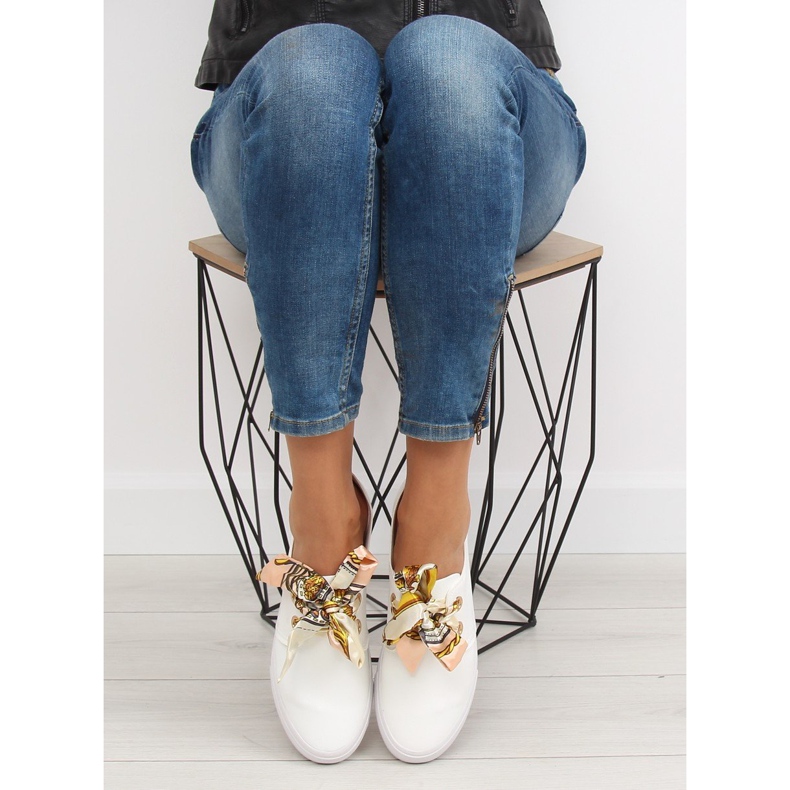 Baskets lacées d'un ruban blanc 1