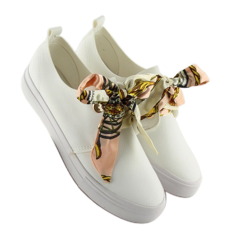 Baskets lacées d'un ruban blanc 2