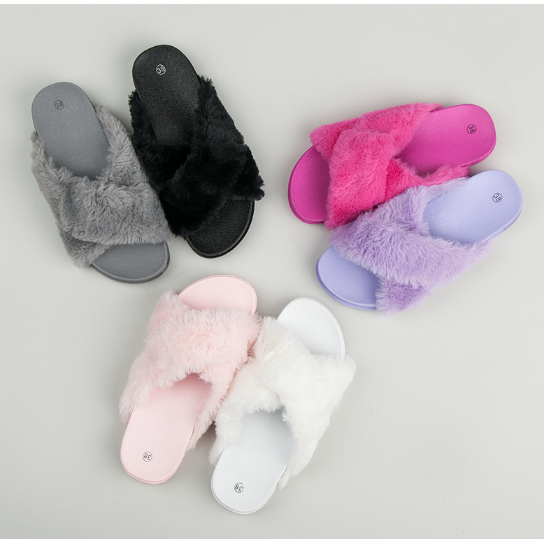 Pantoufles en fourrure élégantes le noir 1