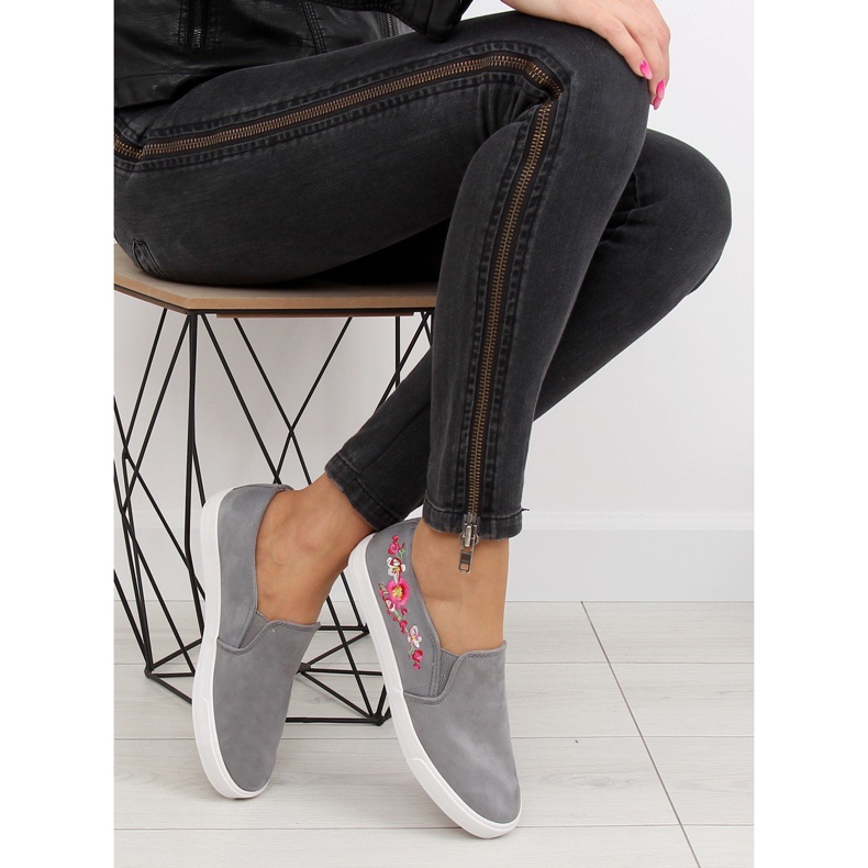Gris G1205-9 Baskets à enfiler grises avec broderie délicate 1