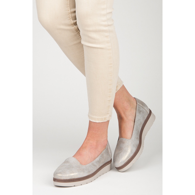 Vinceza Lordsy sur la plate-forme gris 1