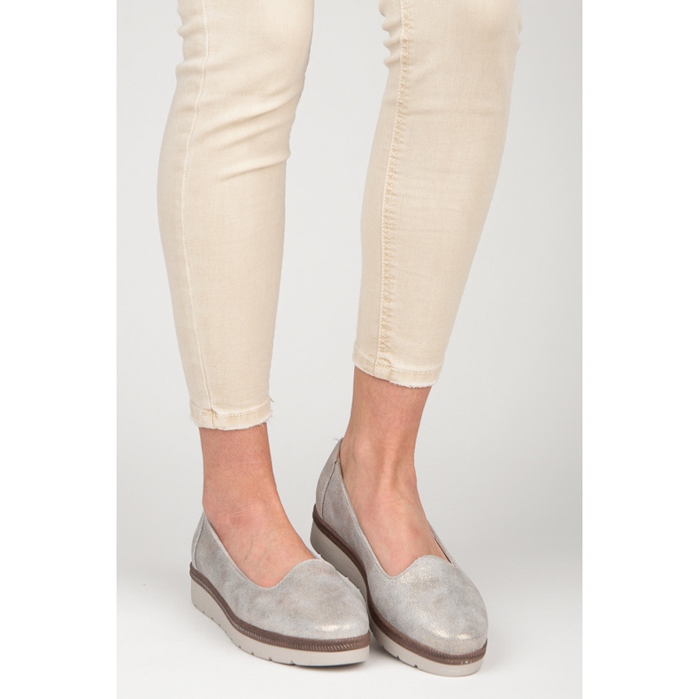 Vinceza Lordsy sur la plate-forme gris 2