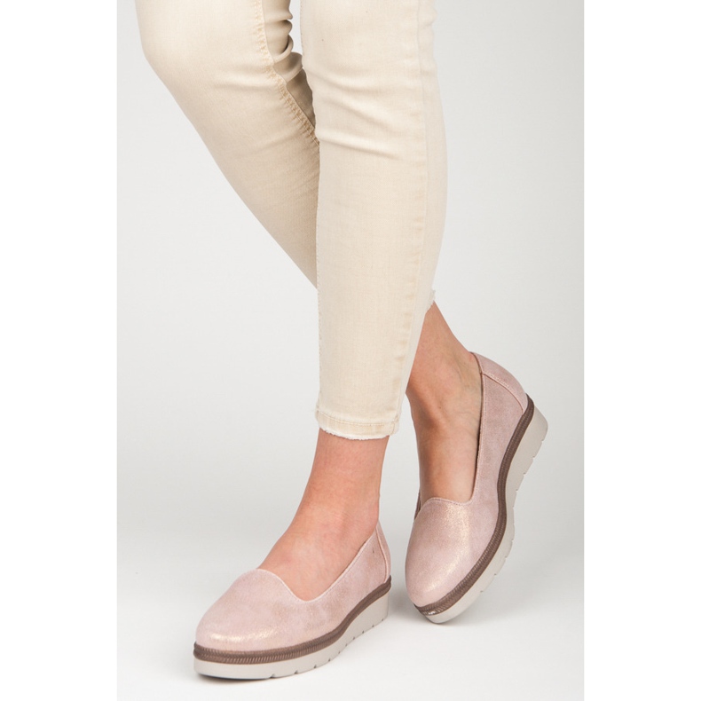 Vinceza Lordsy sur la plate-forme rose 1