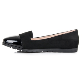 Vinceza Lordsy avec un orteil verni le noir 1