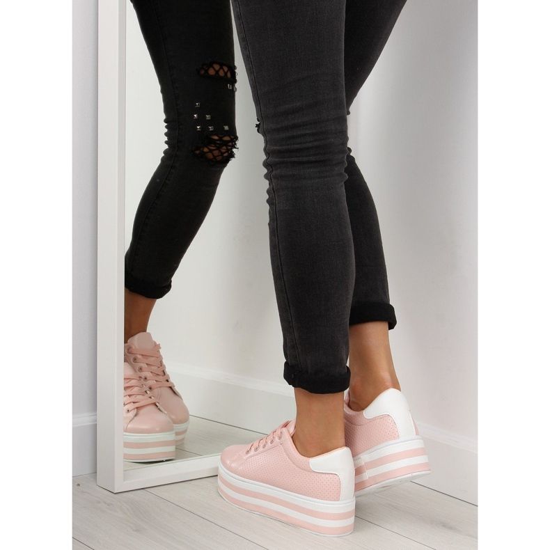 Baskets roses roses sur une semelle haute 2