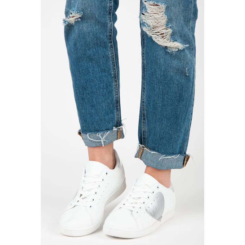 Baskets blanches avec un coeur 2