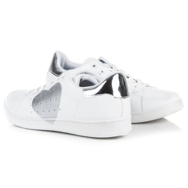Baskets blanches avec un coeur 5