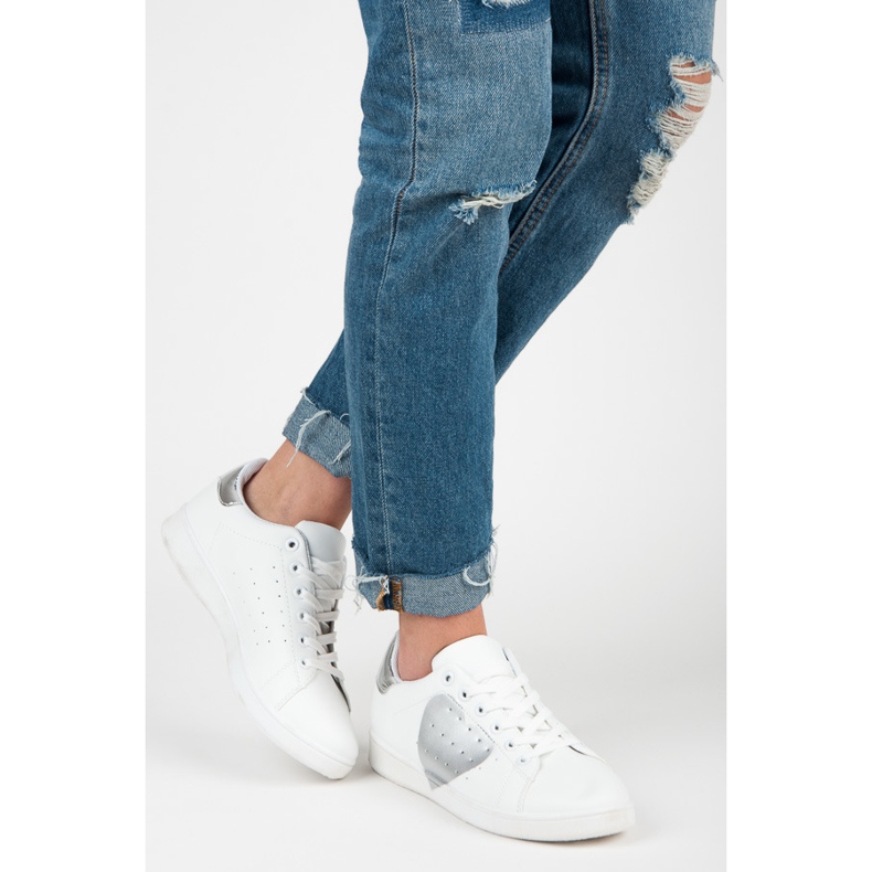 Baskets blanches avec un coeur 1