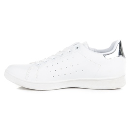 Baskets blanches avec un coeur 4