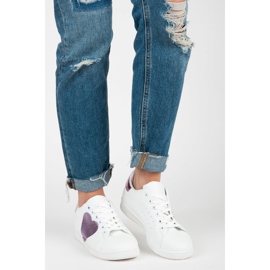 Baskets blanches avec un coeur violet 1