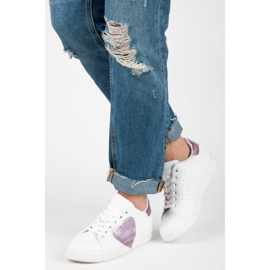 Baskets blanches avec un coeur violet 2