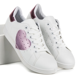 Baskets blanches avec un coeur violet 3