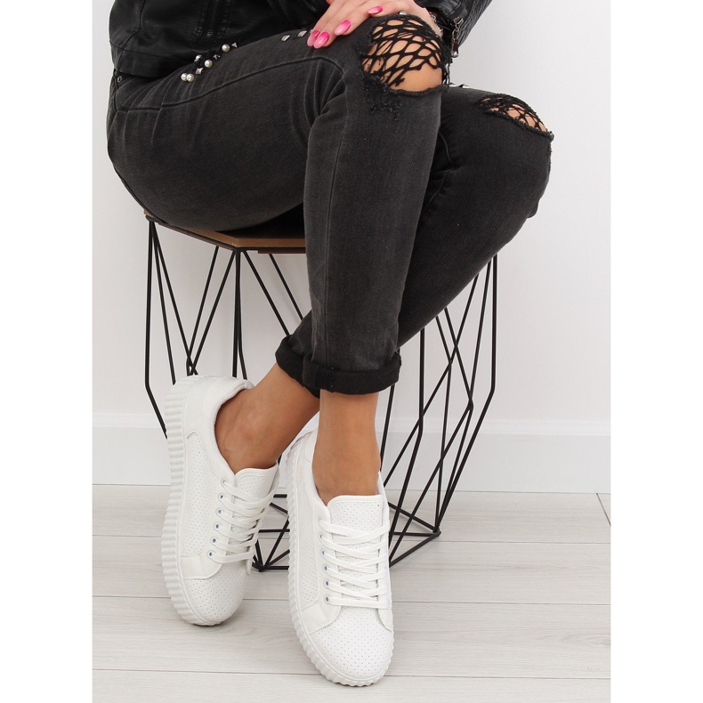 AX02 baskets effrayantes blanches 1