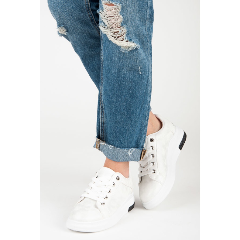 Baskets blanches avec une étoile 1