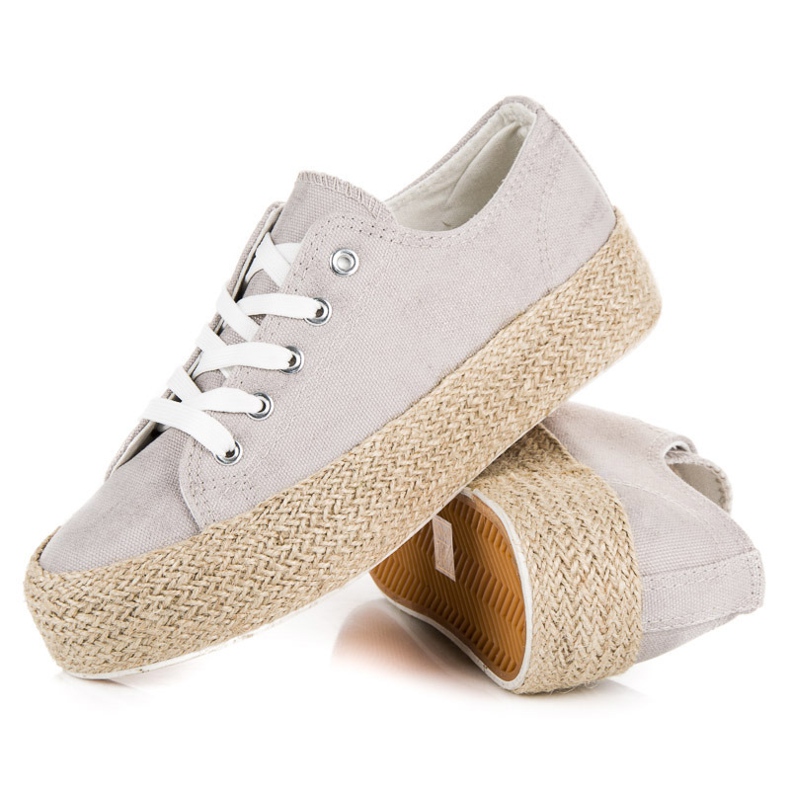 Espadrilles grises sur la reliure 2