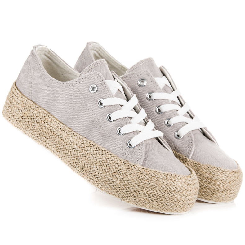 Espadrilles grises sur la reliure 1