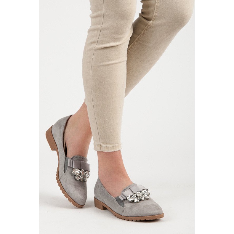 Bestelle Chaussures à enfiler avec un ornement gris 2