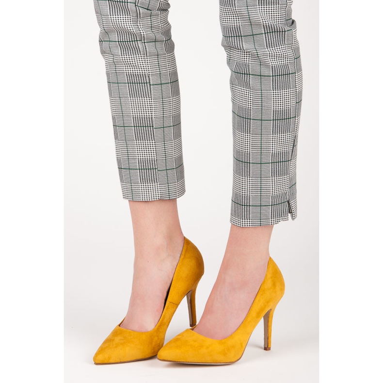 Escarpins en daim jaune 2