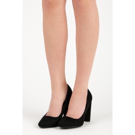 Escarpins en daim sur le pilier noir 1