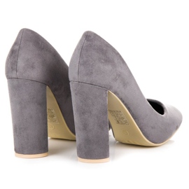 Escarpins en daim sur un pilier gris 4