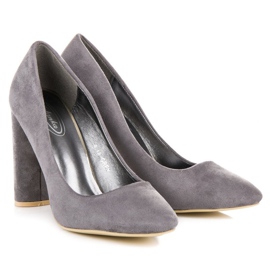 Escarpins en daim sur un pilier gris 5