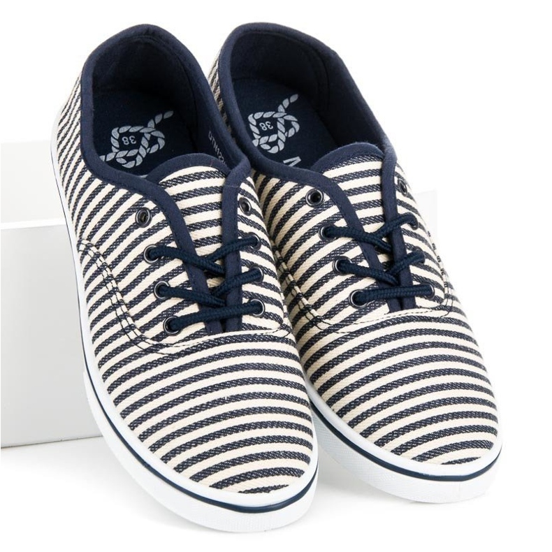 McKey Des baskets au style marin bleu 1 McKey Des baskets au style marin bleu 1