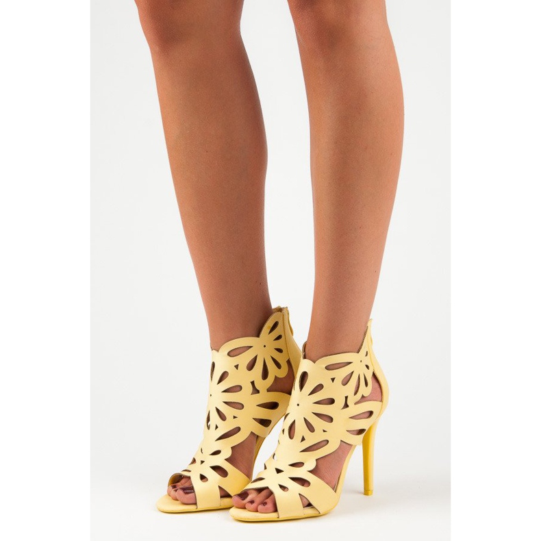 Sandales élégantes avec dessus vices jaune 1