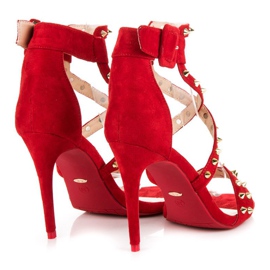 Sandales rouges sur un talon haut 3