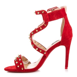 Sandales rouges sur un talon haut 4