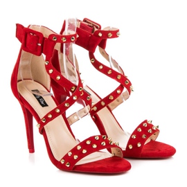 Sandales rouges sur un talon haut 5