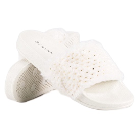 Erynn Tongs blanches avec fourrure 2