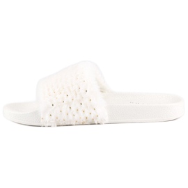 Erynn Tongs blanches avec fourrure 1