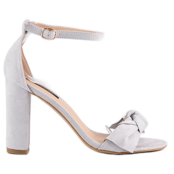 Sandales en daim sur un poteau gris 2