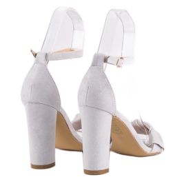 Sandales en daim sur un poteau gris 5