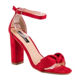 Sandales en daim sur un poteau rouge 2