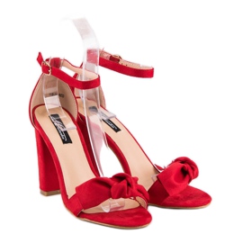 Sandales en daim sur un poteau rouge 5