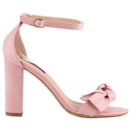 Sandales en daim sur un poteau rose 2